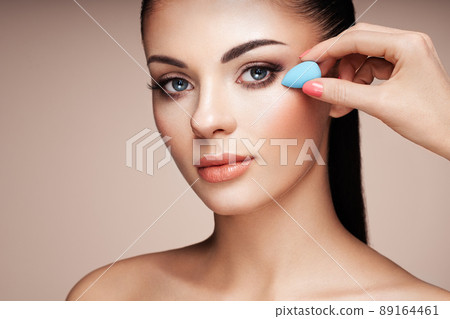 Makeup artist applies skintone 89164461