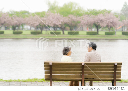 資深夫婦公園綠色背景 89164481