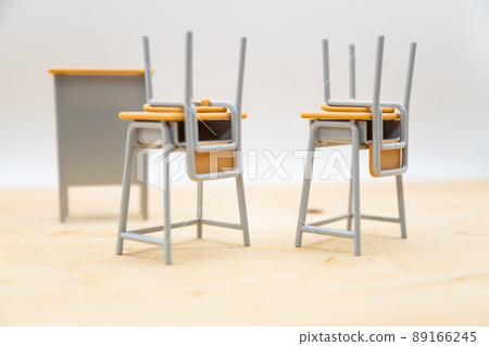 課桌上有椅子的教室 清潔時間 課桌上有椅子的教室 清潔時間 89166245