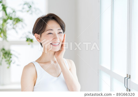 感到保濕的中年女人 89166320