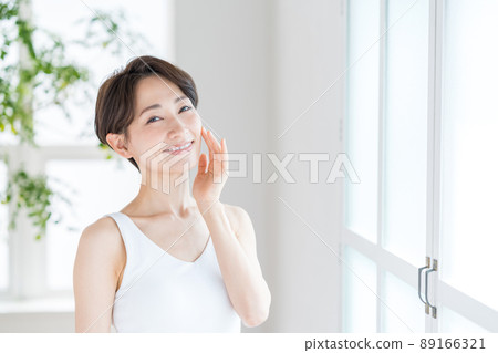 感到保濕的中年女人 89166321