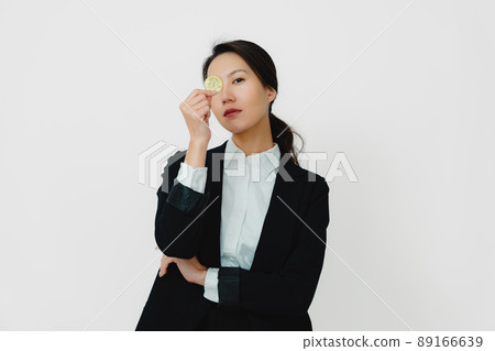 女性加密資產白色背景 女性加密資產白色背景 89166639