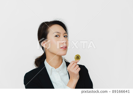 女性加密資產白色背景 女性加密資產白色背景 89166641