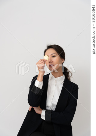 女性加密資產白色背景 女性加密資產白色背景 89166642