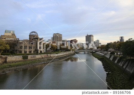 在春天的晚上採取的原子彈圓頂 89166706