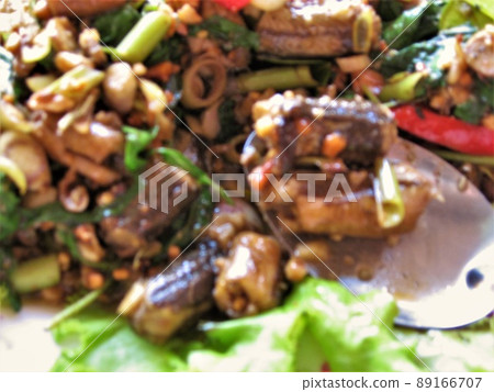 在柬埔寨暹粒的老市場吃蛇菜。 89166707