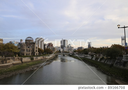 在春天的晚上採取的原子彈圓頂 89166708