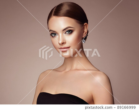 Beautiful woman face with perfect makeup Beautiful woman face with perfect makeup 89166999