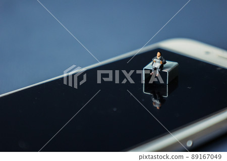 使用數字智能手機（微型娃娃）收集信息的人的圖像 89167049