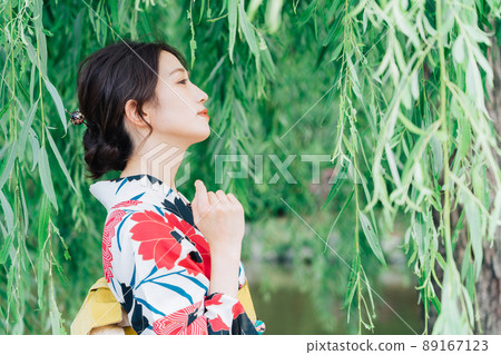 Woman in willow tree and yukata Woman in willow tree and yukata 89167123