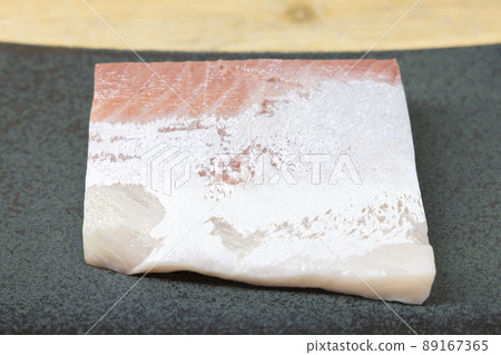美味的琥珀魚生魚片 美味的琥珀魚生魚片 89167365