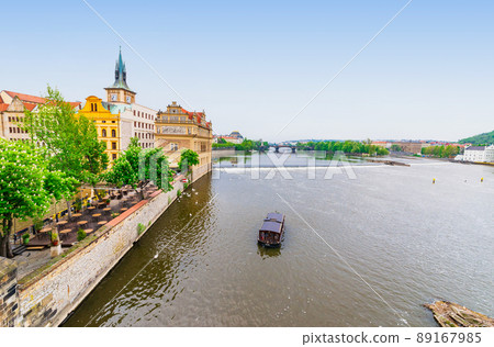 捷克伏爾塔瓦河和布拉格的街道 89167985