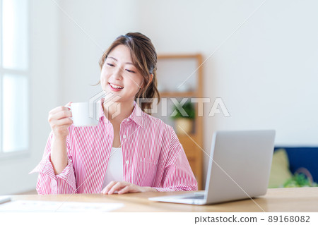 年輕女子在遠程工作之間休息 89168082