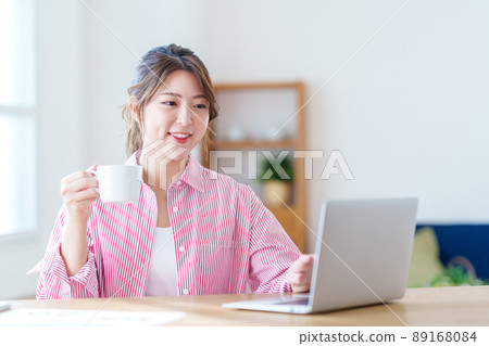 年輕女子在遠程工作之間休息 89168084