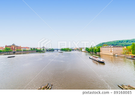 捷克伏爾塔瓦河和布拉格的街道 89168085