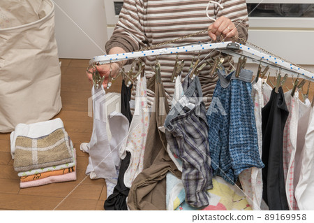 【中年家庭主婦疊衣服的家務場景】洗衣架】 89169958