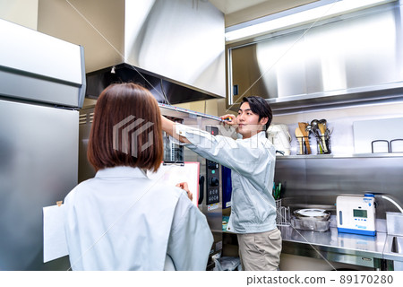工人檢查廚房用具以供商業使用 廚房設備 89170280