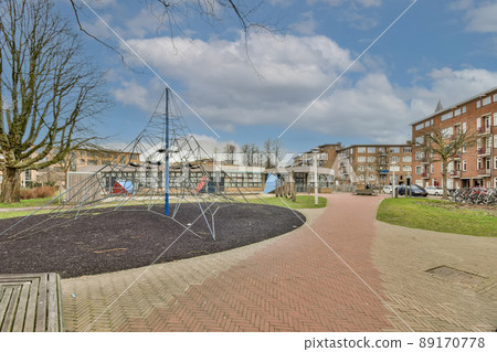 A small recreation area in the city with art monuments and benches 89170778