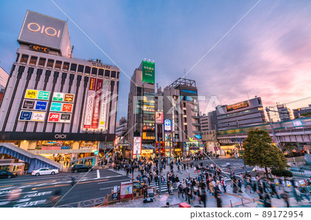 日本東京城市景觀已被解除以防止傳播...... BA.2 多重感染爆炸......上野站前很多人= 4月2日 日本東京城市景觀已被解除以防止傳播...... BA.2 多重感染爆炸......上野站前很多人= 4月2日 89172954