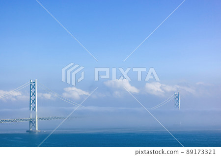 被霧包圍的明石海峽大橋 被霧包圍的明石海峽大橋 89173321
