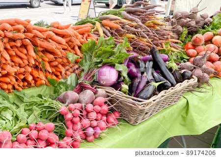 在農貿市場排隊的五顏六色的有機蔬菜 89174206