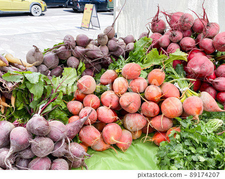 在農貿市場排隊的五顏六色的有機蔬菜 89174207