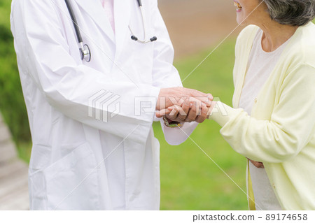 醫生和病人戶外零件切割 89174658