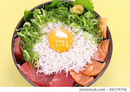 海鮮碗、魚和貝類碗、金槍魚、shirasu、鮭魚 海鮮碗、魚和貝類碗、金槍魚、shirasu、鮭魚 89174746