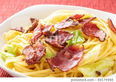 Peperoncino 配熏牛肉和春捲心菜。 Peperoncino 配熏牛肉和春捲心菜。 89174998