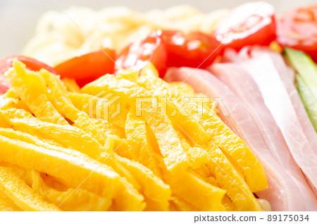 放在冰冷的中國人上的錦雞蛋。 放在冰冷的中國人上的錦雞蛋。 89175034