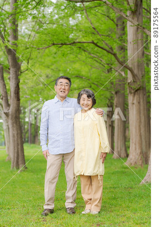 一對老夫婦在新鮮的綠色中微笑 89175564
