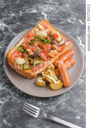 Morning toast 89175822