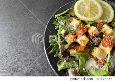 Caesar salad of chili oil to eat 89175937