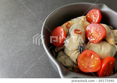 Ahijo_Oyster Ahijo and tomatoes Ahijo_Oyster Ahijo and tomatoes 89175940