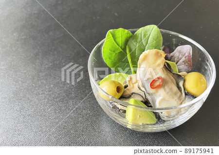 Marinated oysters, avocados and olives Marinated oysters, avocados and olives 89175941