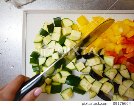 用菜刀將夏季蔬菜切成方塊 89176664