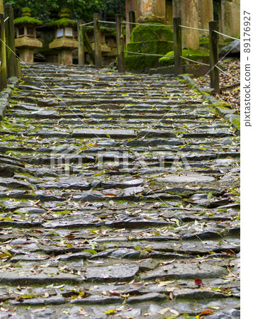 通往雨的道路上的石階 通往雨的道路上的石階 89176927