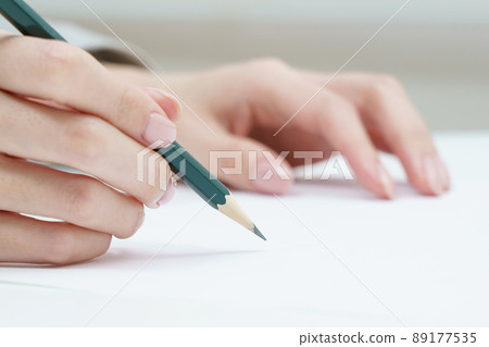 拿著鉛筆的女人的手 拿著鉛筆的女人的手 89177535