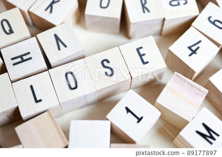 畫在方塊上的“LOSE” 畫在方塊上的“LOSE” 89177897