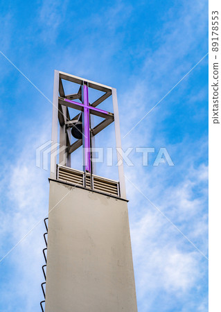 藍天和教堂的十字架 89178553