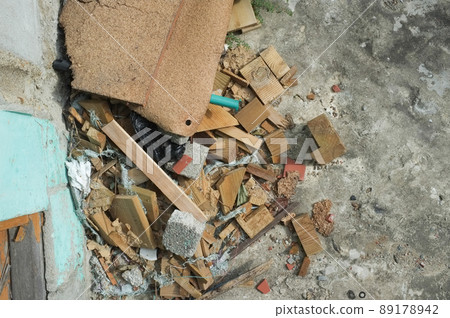 落在路邊的木頭和垃圾碎片 89178942
