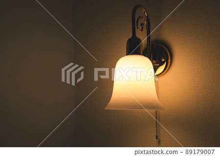 Indirect lighting in the room Indirect lighting in the room 89179007