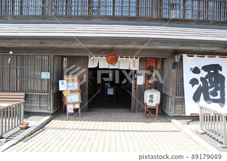 [北海道]增毛町最北端的清酒釀酒廠“Kunimare Sake Brewery”的正門和杉玉 89179089