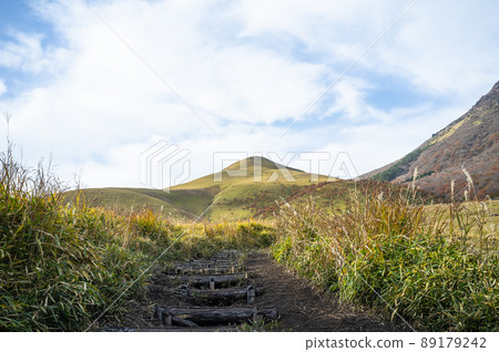 Sunny country valley 89179242