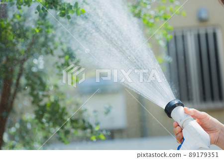 花壇澆水 89179351