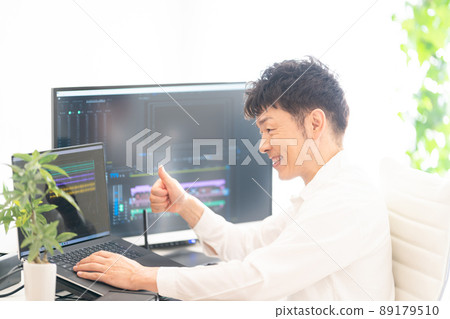 視頻/視頻創作者男性筆記本電腦視頻製作 視頻/視頻創作者男性筆記本電腦視頻製作 89179510