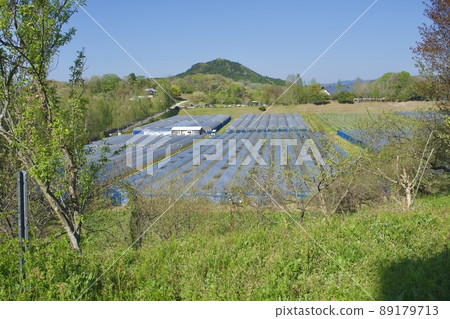 排列著乙烯樹脂房屋的山陰島根田園風光 89179713