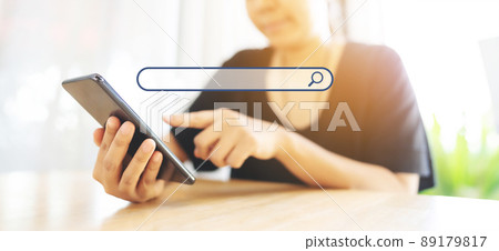 Women use smartphones to find what they are interested in 89179817