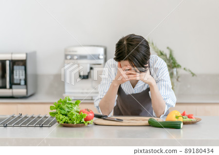Kitchen housework fatigue middle woman 89180434