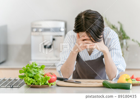 Kitchen housework fatigue middle woman 89180435